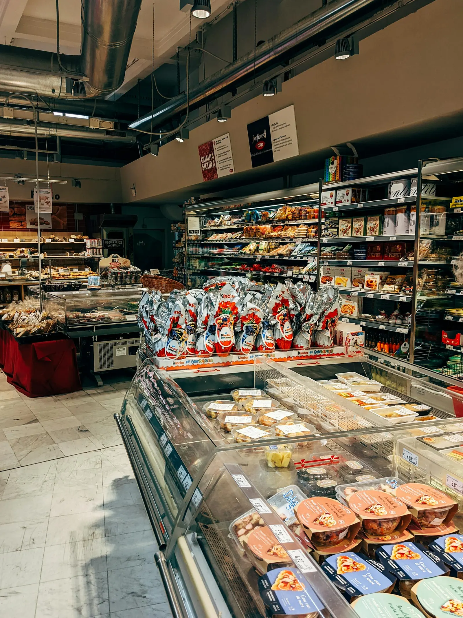Tienda de abarrotes con productos Mantilhue